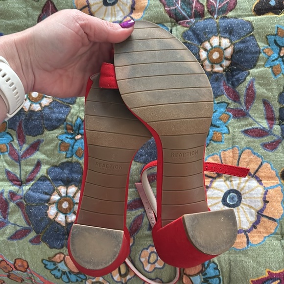 Red heels w silver accent - Picture 4 of 5